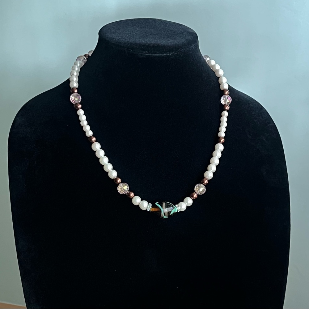 Vintage glass pearl necklace with glass-painted pendant - Picture 7 of 14